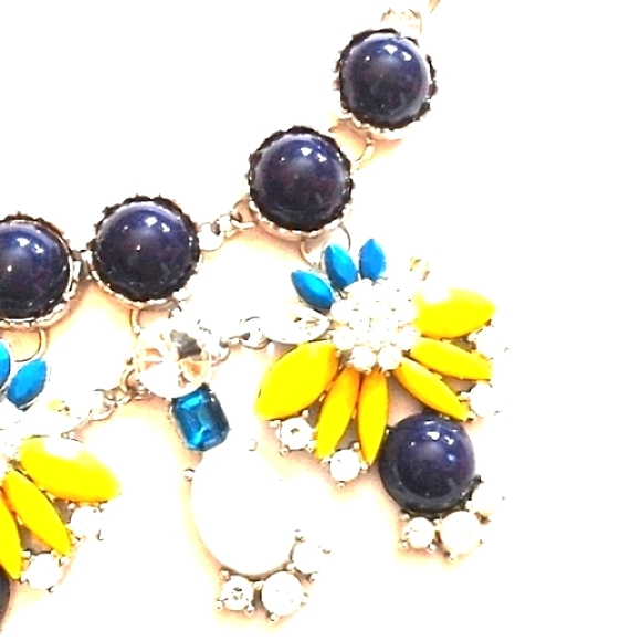 CHARMING CHARLIE BEADED AND RHINESTONE BIB NECKLACE - Picture 7 of 8